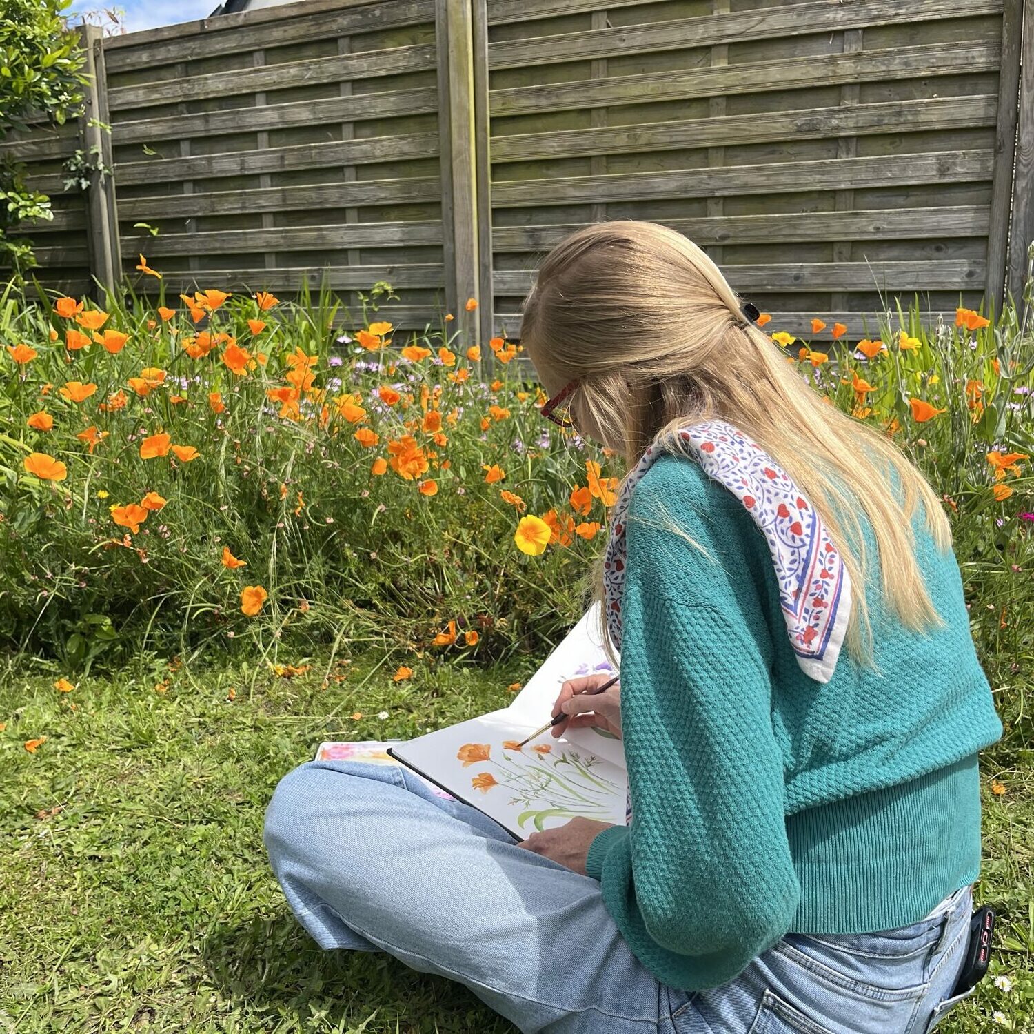 Nadège Vicaire dessinant à l'aquarelle en pleine nature